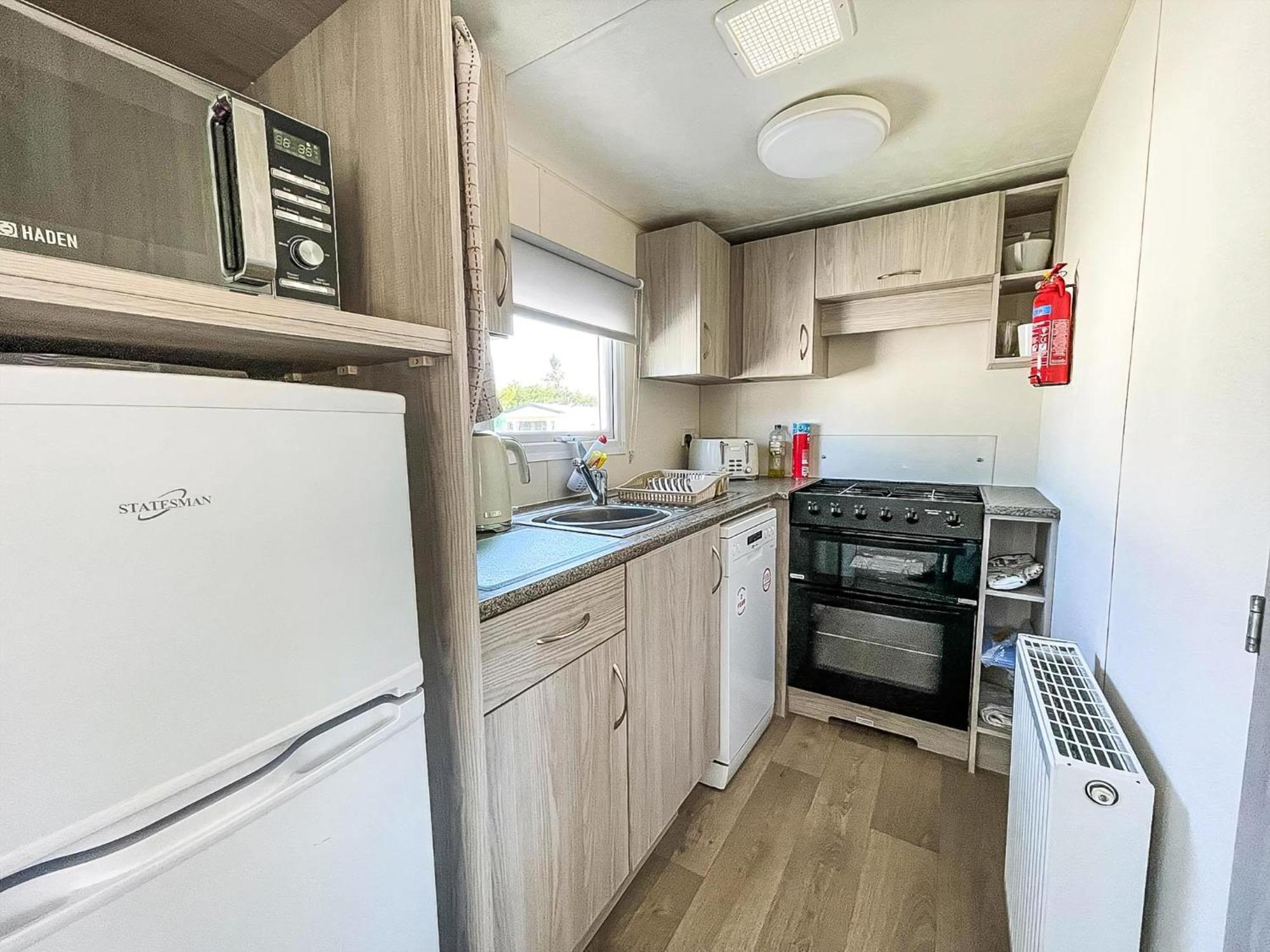 Gorgeous Caravan With Decking In Breydon Water Holiday Park, Ref 10081B Belton with Browston Buitenkant foto