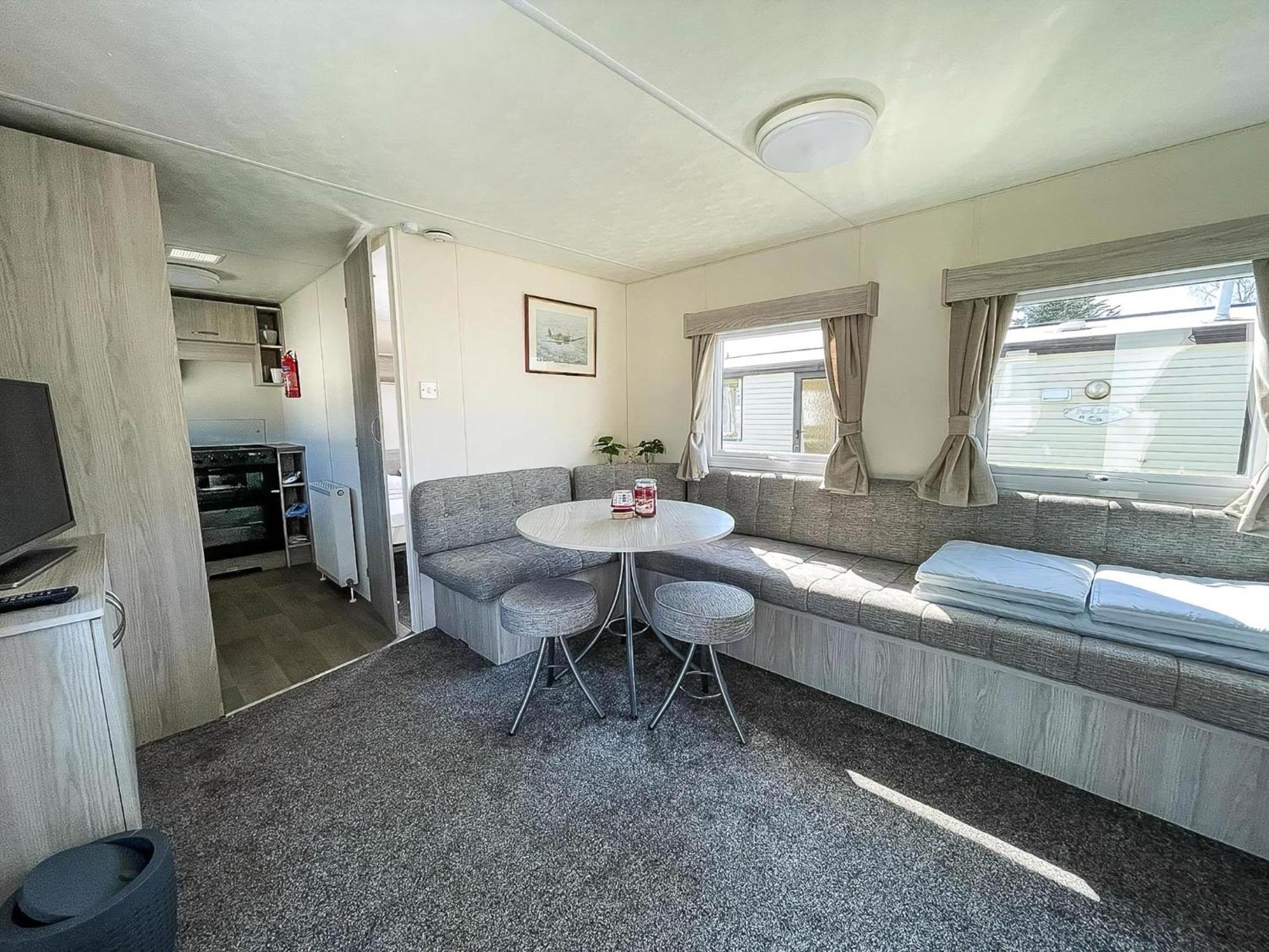 Gorgeous Caravan With Decking In Breydon Water Holiday Park, Ref 10081B Belton with Browston Buitenkant foto