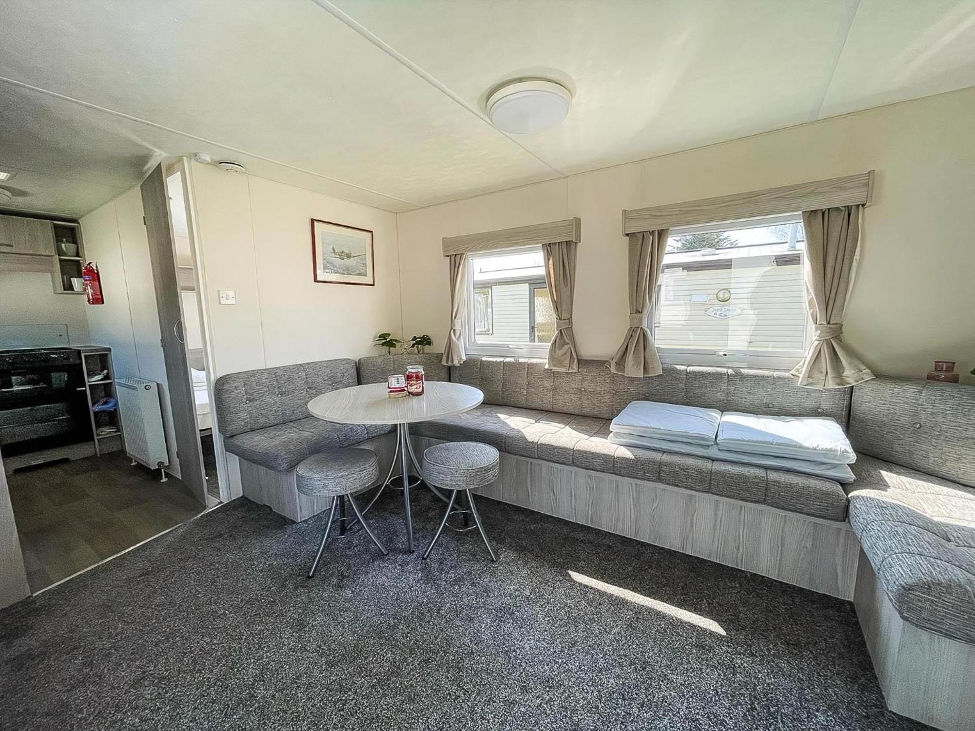 Gorgeous Caravan With Decking In Breydon Water Holiday Park, Ref 10081B Belton with Browston Buitenkant foto