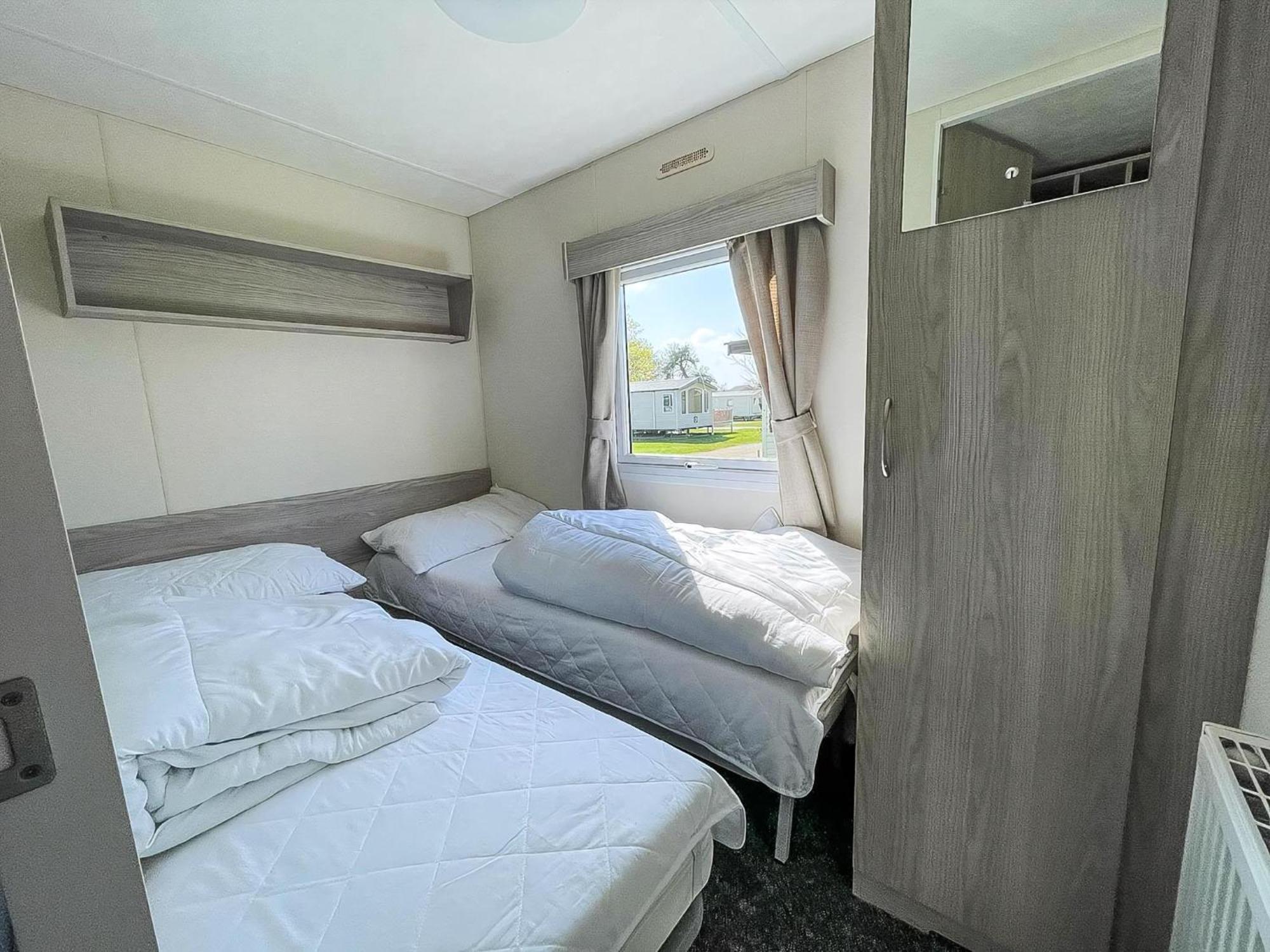 Gorgeous Caravan With Decking In Breydon Water Holiday Park, Ref 10081B Belton with Browston Buitenkant foto